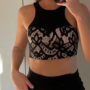 Crop top svart - Croppat svart linne med (icke synlig) dragkedja bak❤️