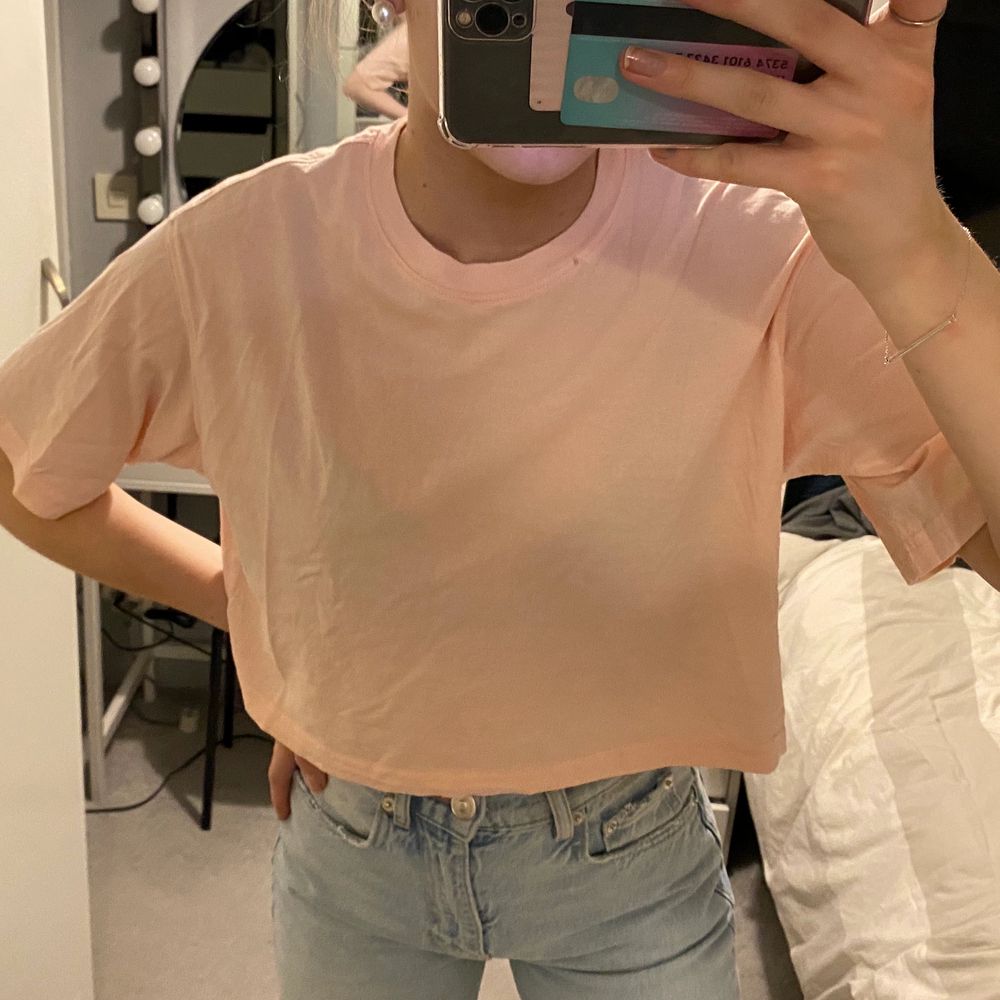 rosa croppad tshirt, aldrig använt. Xs men sitter som S/M. T-shirts.