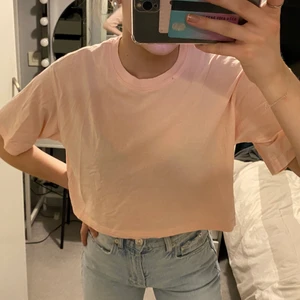 tshirt - rosa croppad tshirt, aldrig använt. Xs men sitter som S/M
