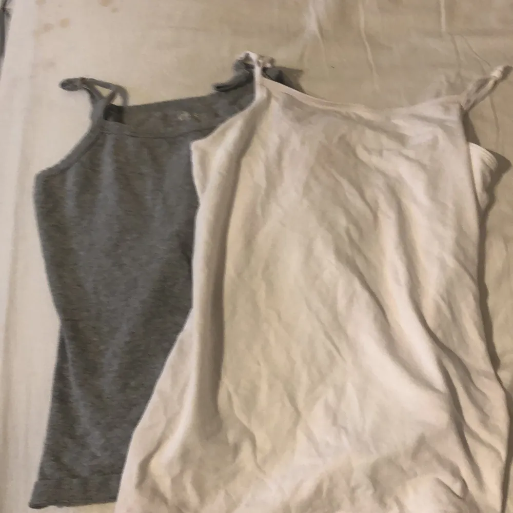 Två par tröjor som har använts några gånger . Toppar.