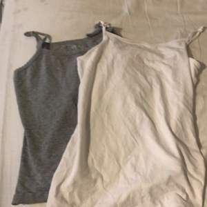 Två par tröjor som har använts några gånger 