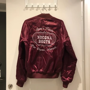 Collegejacka strl M vinröd - Vinröd Collegejacka i storlek M i mycket fint skick. Passar som UNISEX.