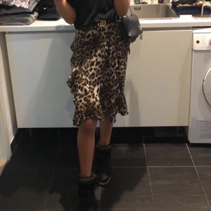 Leopard kjol - Säljer nu min superfina leopardkjol som är från raglady tara. Storleken är egentligen M/L men eftersom man knyter den i sidan så passar mig som har xs💖🥰