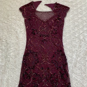 Miss Selfridge klänning  - Väldigt lyxig och vacker klänning från miss selfridge med pärlor och paljetter. Sitter fint och tight längs med kroppen. Använd endast 2 ggr.  Storlek: 36