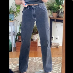 Brandy melville jeans - fina brandy jeans jag inte kan använda längre för dom är för små :(. dom är gråsvarta med vita sömmar