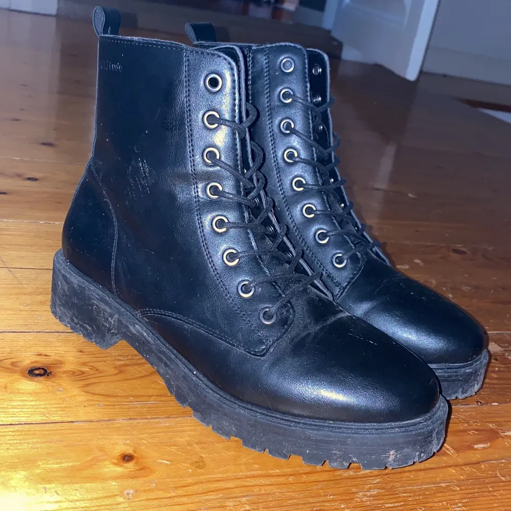 Skit snygga boots från Din sko i storlek 38. Använda fåtal gånger så är i superfint skick, förutom att dom är lite smutsiga på undersidan ☺️. Skor.