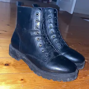 Skit snygga boots från Din sko i storlek 38. Använda fåtal gånger så är i superfint skick, förutom att dom är lite smutsiga på undersidan ☺️