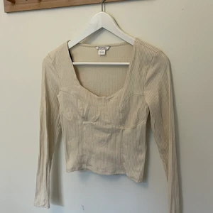 Monki tröja storlek S crop top  - Fin krämvit / beige kort topp från Monki.
