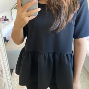 Svart topp,Zara - Superfin svart topp med volang från Zara, storlek M men passar mig som är XS-S