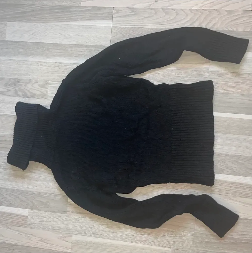 Sjukt snygg och unik svart stickad tröja från Elle i storlek s😍😍❗️. Stickat.