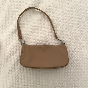 Axelremsväska  - Säljer denna axelremsväska från gina, använt ett par fåtal gånger. buda i kommentarerna!