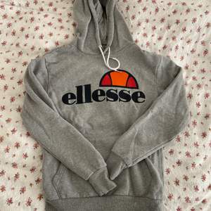 Säljer en Ellesse hoodie i storlek S