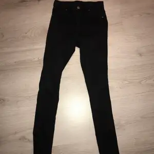 Ett par svarta jeans med storleken S, använda några gånger men är i bra skick. Köparen betalar frakten ☺️