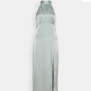 Balklänning - Köpte den på zalando för 629 och endast använd på en finsittning. Färgen är typ grön/mintgrön/blå. Klänningen har en slits där fram,  den är hög vid halsen och man knyter själv där bak. Den går ner till marken på mig som är 172, men går att sy upp om man är kortare.