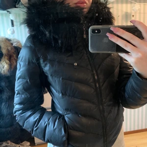 Snygg vinterjacka med svart päls! - En snygg hollies jacka varsamt använd! I storlek 36 S/M