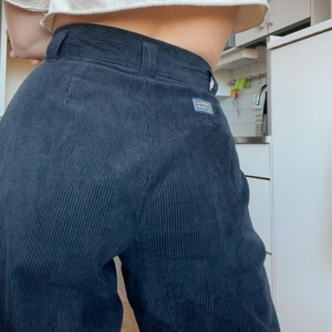 Svarta manchesterbyxor  - Svarta vintage-manchesterbyxor som tyvärr är för små i midjan på mig. Passar nog bäst på nån som är w25/26