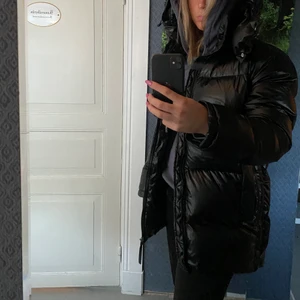 Axel arigato jacka strl s/m - Snygg och skön vinter jacka, sitter perfekt för en s/m! Jackan är skräddarsydd så att formen är lite mera croppad. Passar för dig som vill vara varm och mysig nu i vinter.