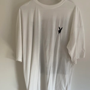 Playboy t-shirt - Vit oversized playboy t-shirt från missguided. Passar allt från M-XL beroende på hur man vill den ska sitta.