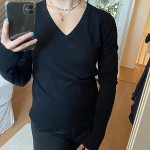 Svart tröja - Svart V-ringad tröja med ribbade detaljer! Hör av er vid frågor eller om ni önskar fler bilder💖