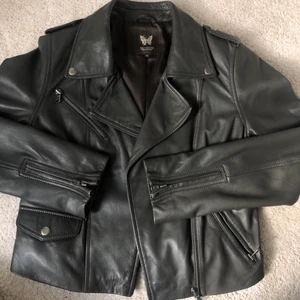 Skinnjacka  - En supper fin skinnjacka från alice bizous, färgen är lite svart grå/grön färgad och är i bra skick💕