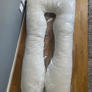 Kroppskudde/Gravidkudde - Helt ny, ouppackad, Kroppskudde formad för att följa din kropp och ge den ultimata bekvämligheten både innan, under och efter att du ska sova. Tack vare den flexibla formen kan du forma kroppskudden för att hitta en riktigt skön sovställning.   Fakta om Kroppskudde: Mått: ca 145x90 cm Vikt: 2,8 kg Material: Överdrag i bomull och fyllning i polyester Kuddfodral i 100% bomull ingår Nypris 699:-  Hämtas i Ursvik, Sundbyberg
