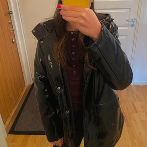 Lackerad jacka - Säljer min fina lackade jacka som jag endast har använt en gång! Köpt på Zaras barnavdelning och är i storlek 164 som motsvarar XS 🌸💖