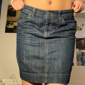 Jeanskjol - Ganska basis men stilren jeanskjol i medel längd! 👌 jag är en S men passar en M också !