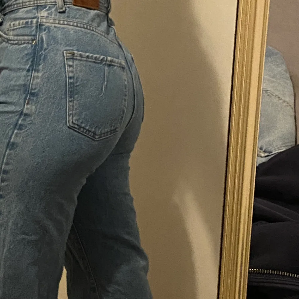 Säljer dessa fina jeans från zara som tyvär aldrig har  kommit till andvändning vet ej varför jag tog bort prislappen. Storlek 34 jag är 160 och skulle säga att den passsar perfekt för folk som är 160-168 . Köptes för 500kr och säljs för 300kr. köpare står för frakten! . Jeans & Byxor.