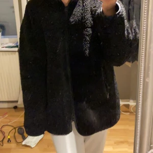 Nakd Hanna schönberg storlek 38 - Säljer denna fina teddy jacka från NAKD i storlek 38! 300 inklusive frakt🙌🏼😍