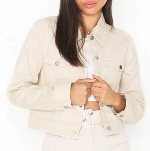 Missguided Jacka - Beige/ljusrosa jacka från Missguided, aldrig använd (prislappen kvar). Strl 40 🌸