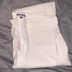 Vila jeans strl S, SUPER SKICK😍😍😍😍 - Vita jeans från Vila i strl S, Inga fläckar jättebra skick🥰😍Materialet är suuper mjukt och stretchigt<33💕Köp för 200 inkl frakt🥰