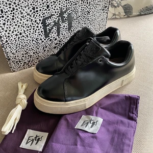 Eytys doja - Säljer nu mina eytys doja-modellen i svart läder. Såå snygga som passar till exakt allt och funkar året om. Självklart skickas de i orginallåda med tillhörande dustbags och vita snören som är oanvända. Skorna är i jättefint skick utan repor eller slitningar, fler bilder kan skickas vid önskemål😊 frakt är INTE inräknat i priset. 