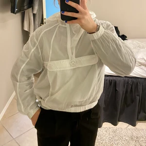 Vindjacka j lindeberg - Knappt använd vindjacka / tröningsjacka från J lindeberg, halvgenomskinlig och ficka på magen. Storlek s. 130kr + frakt