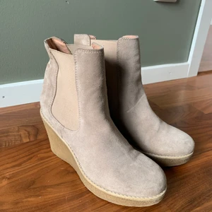 Skor - Höst skor från åhléns med kilklack i storlek 38