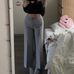 Fina lila  kostymbyxor/ byxor XS-S  - Säljer fina kostymbyxor/byxor i storlek XS-S. De är ifrån secondhand (ogiltig märke). Alldrig kom till användning. De är i perfekt skick. Kom privat för fler bilder eller om ni har några frågor! :)