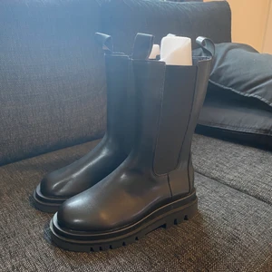 Skor - Helt nya svarta stövlar, storlek 40 men de är små i storleken och sitter som en 39. 150kr plus frakt💗