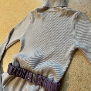 Beige klänning S - En mjuk beige klänning som passar perfekt till höst/vinter. Enkelt att kombinera. Längden 95 cm. Passar S/M, tyget är ganska stretchigt.