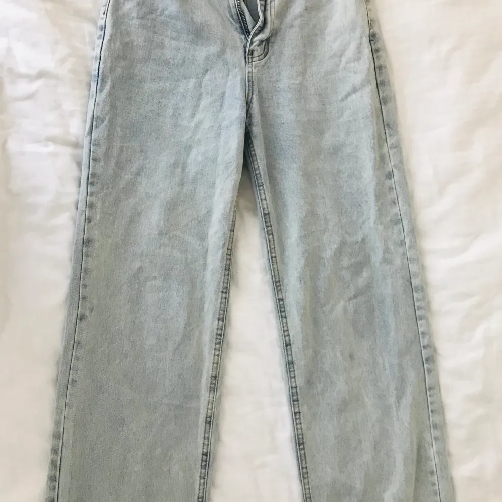 Hej, denna jeans är helt oanvänd från Shein i strl M. Jättefina jeans i färgen ljusblå, sitter bra runt benen och dessutom perfekta längden för mig (163cm). Vit topp på denna jeans hade sett dunder ut med lite smycken. Som sagt så är dessa jeans helt oanvända och där med också kommer i sin Shein påse. Jeansen har två fickor där bak o fram. Varför jag inte vill använda denna jeans är för att det inte riktigt är min still och försöker experimentera och hitta mig fram till just min still😄. . Jeans & Byxor.