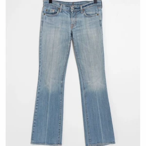 Lågmidjade jeans - Jeans från 7 for all mankind jeans, köpta second hand men aldrig använda och är i jättefint skick. Perfekta ljus blåa färgen och sitter väldigt lågmidjat. Var för stora för mig så säljer därför😢 midjemått: 82cm & innebenslängd: 83cm💕