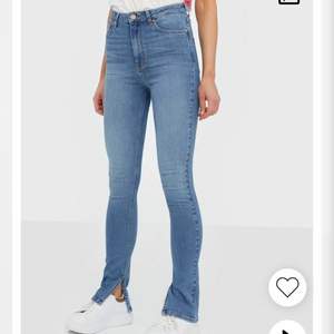 Jag säljer dessa ljusblå Odenim jeans i storlek 36 tall. De är samma modell som de förra jeansen jag la ut men i en annan färg. Som referens så är jag 170 och dessa ligger lite över skorna. Originalpriset är 1599.