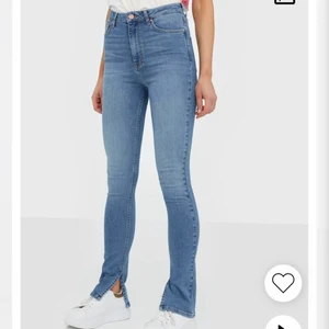 The Odenim jeans storlek 36 - Jag säljer dessa ljusblå Odenim jeans i storlek 36 tall. De är samma modell som de förra jeansen jag la ut men i en annan färg. Som referens så är jag 170 och dessa ligger lite över skorna. Originalpriset är 1599.