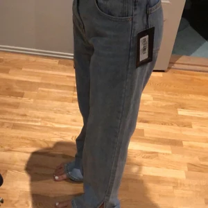 Högmidjade jeans med slits - Stor storlek så passar inte mig,har aldrig använt och dem är långa för mig är 160cm. Har köpt dem runt 400kr 