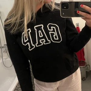 Gap hoodie - Svart hoodie från gap. Har ficka fram och luva. Använd fåtal gånger. Storlek S (mer som XS)😌