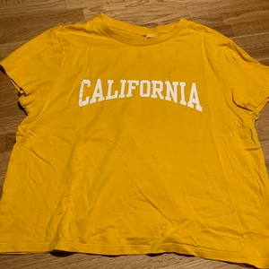 Yellow “California” t-shirt - It’s perfect for a hot summer day on the beach, or on a beautiful fall day, matching with the leafs.🌅☀️🍁🍂