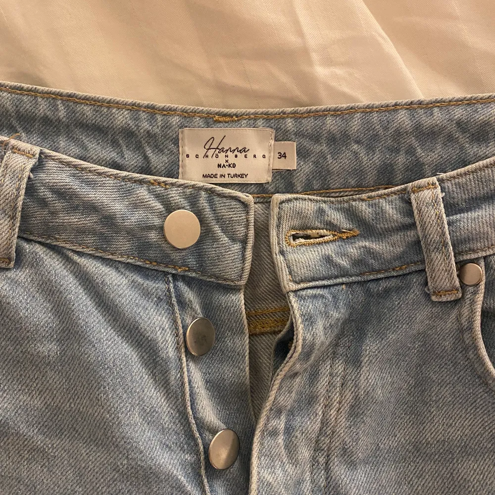 Jättefina jeans knappt använda för dom är för små, är lite mer jeansfärgade och blåa i verkligheten! Köparen står för frakt! ❤️‍🔥 passar mycket bra i längden på mig som är 167 cm!. Jeans & Byxor.