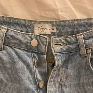 Hanna Schönberg X nakd jeans - Jättefina jeans knappt använda för dom är för små, är lite mer jeansfärgade och blåa i verkligheten! Köparen står för frakt! ❤️‍🔥 passar mycket bra i längden på mig som är 167 cm!