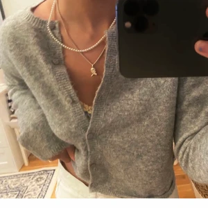 Stickad topp - Söt stickad topp med knappar från Zara, den är i nyskick och sticks inte alls!💞 storlek L men sitter som en S/M