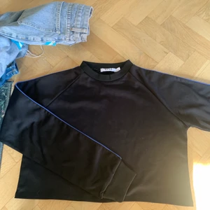 Tröja  - Säljer min tröja med blåa detaljer från nkd! Den kommer aldrig till användning men är väldigt fin❤️