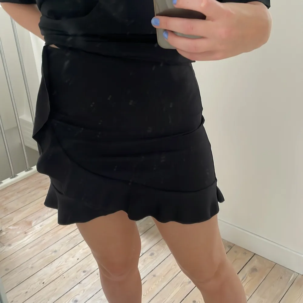 En svart kjol med volanger från NLY ONE. Storlek M men är ganska kort. Köparen står för frakten💓. Kjolar.