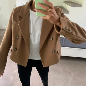 Brun kappa - En kort brun kappa! Som tyvärr används för lite av mig, i väldigt bra skick. 
